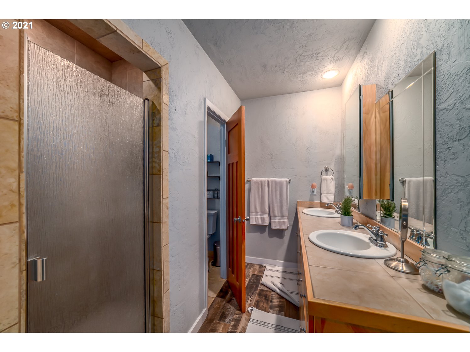 1164 South 68th Street Springfield, OR 97478 - Photo 22 of 32 a bathroom with a sink and a mirror