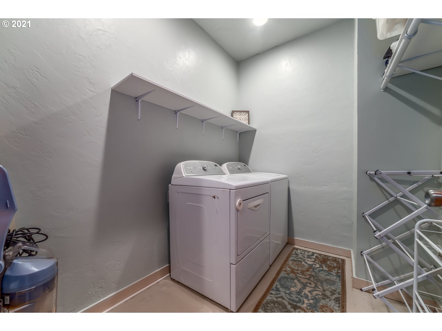 1164 South 68th Street Springfield, OR 97478 - Photo 23 of 32 a utility room with dryer and washer