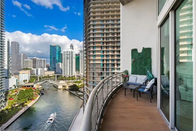 $725,000 | 690 Southwest 1st Court, Unit 2101, Miami, FL 33130