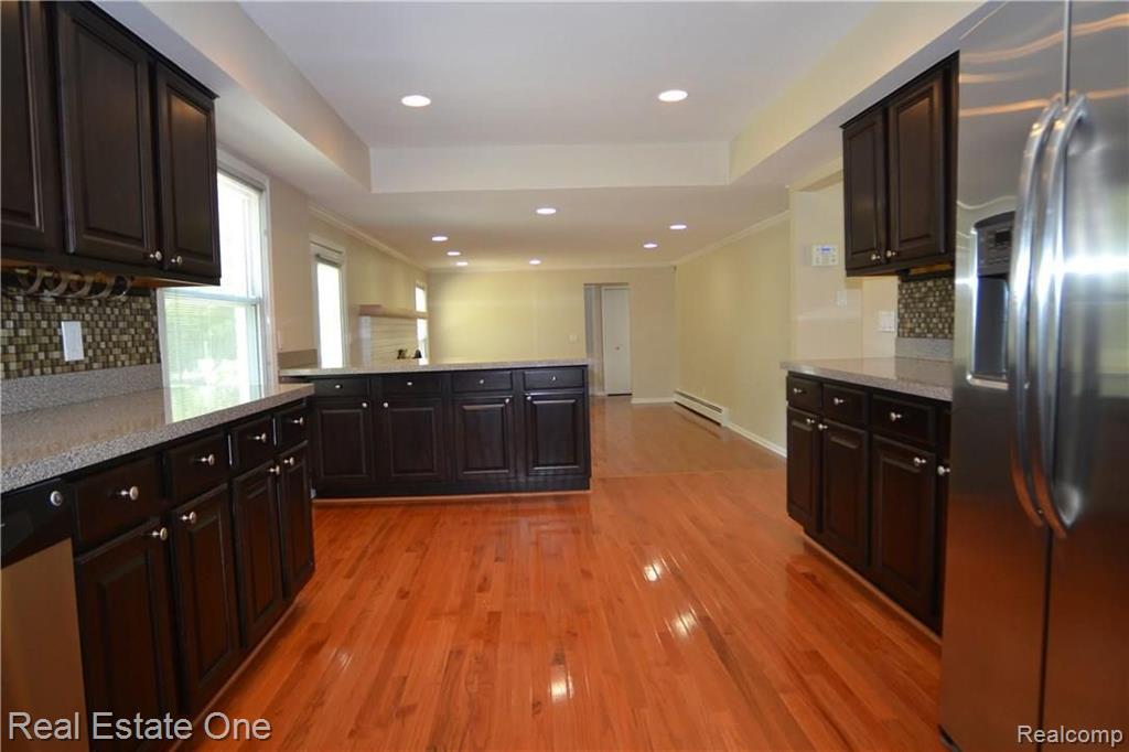 5574 Abington Road West Bloomfield, MI 48322 - Photo 10 of 34