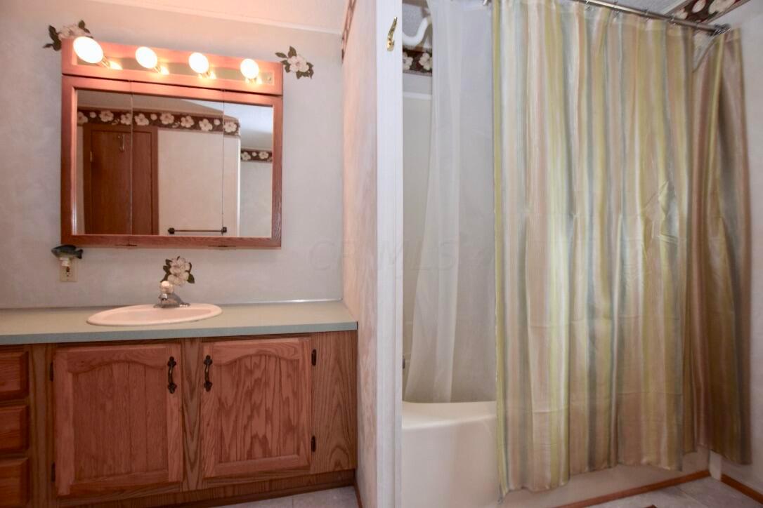 3200 Smeltzer Road, Unit 100 Marion, OH 43302 - Photo 21 of 29 Master bath
