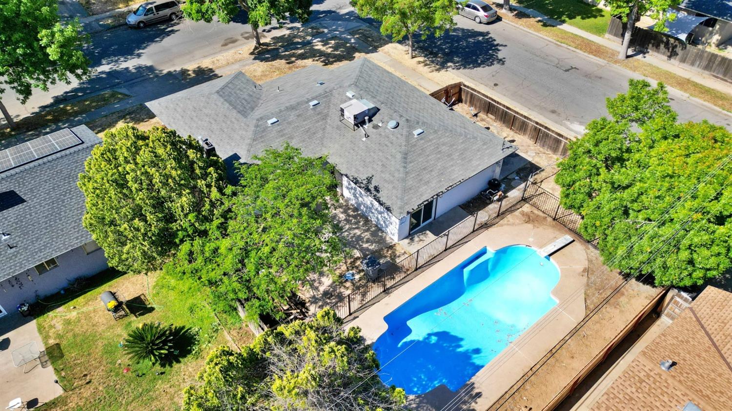 3086 West Hampton Way Fresno, CA 93722 - Photo 31 of 33 an aerial view of a house