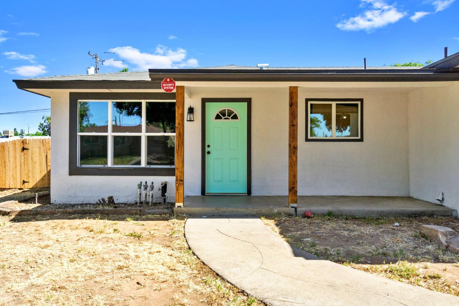 3086 West Hampton Way Fresno, CA 93722 - Photo 5 of 33 a front view of a house