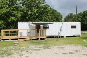 a view of a house with backyard and garden