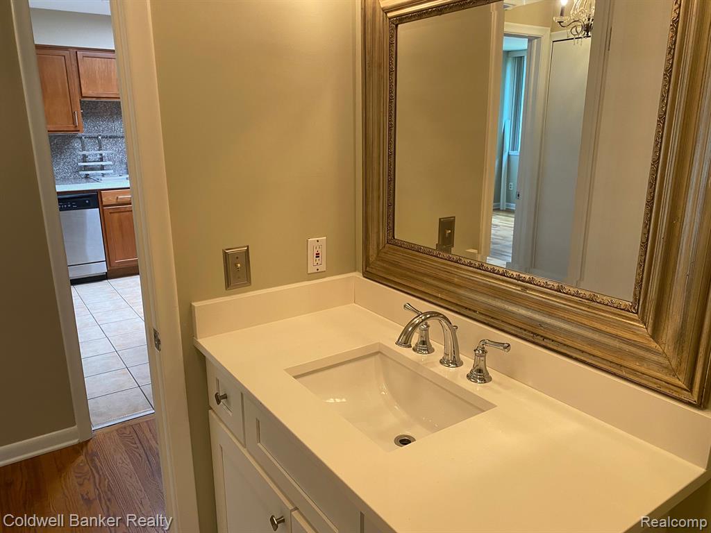 4045 West Maple Road, Unit 202 Bloomfield Hills, MI 48301 - Photo 12 of 23