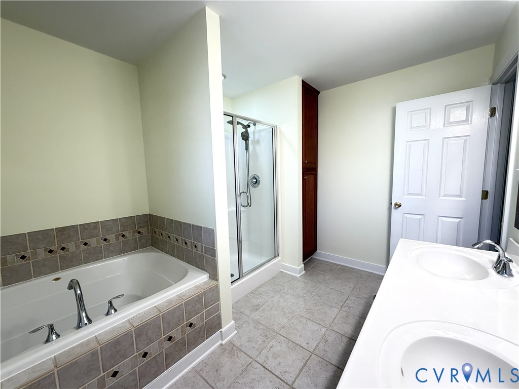 10911 Weybridge Road Chester, VA 23831 - Photo 32 of 38 a bathroom with a tub a sink and a mirror