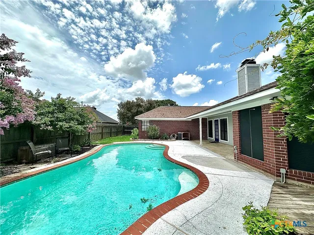 $369,000 | 209 Westbrook Drive, Victoria, TX 77904