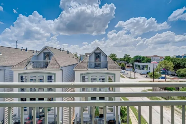 a view of houses with sky view