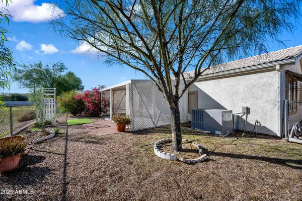 a view of a backyard