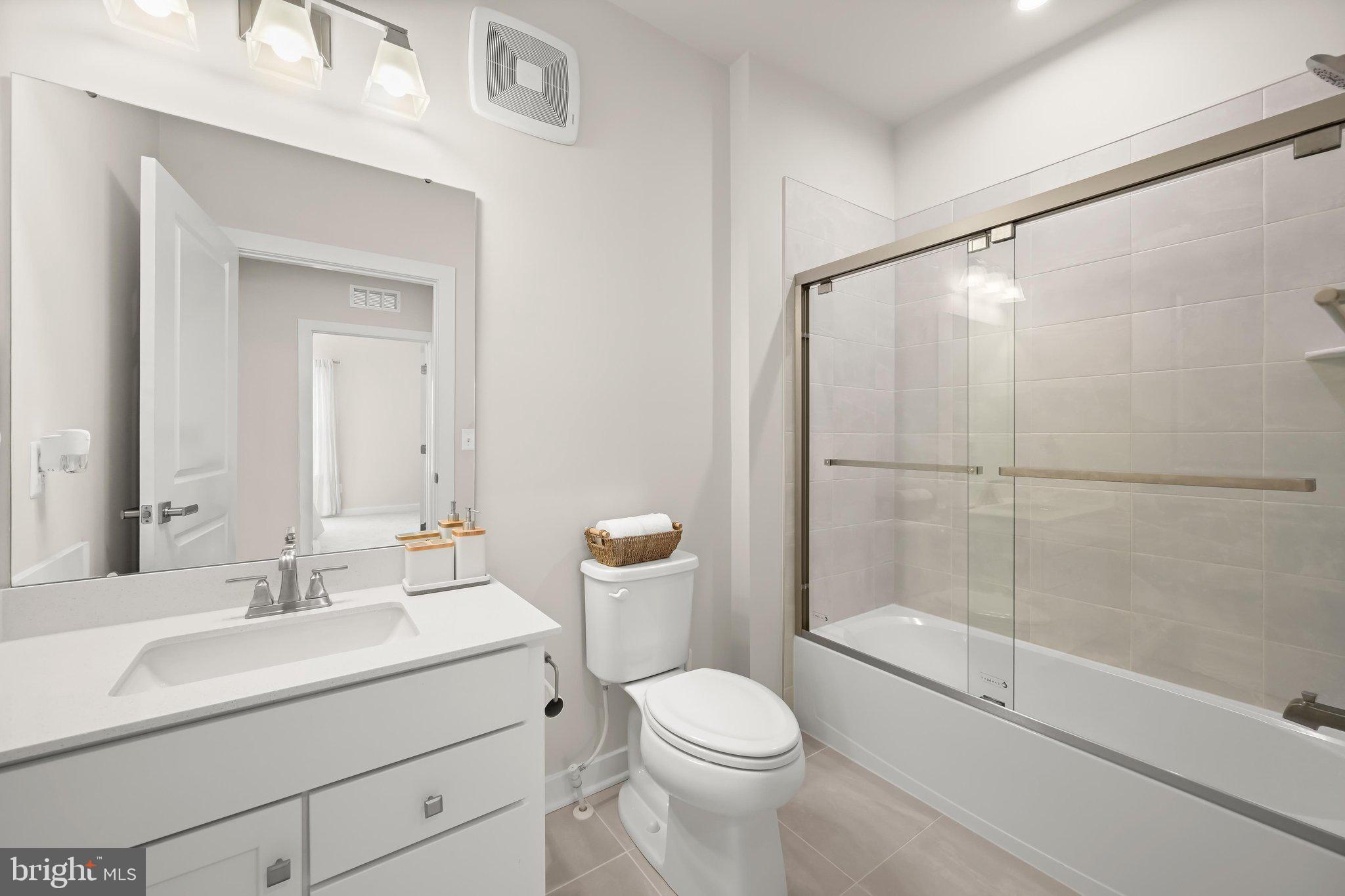10401 Resort Road, Unit L Ellicott City, MD 21042 - Photo 27 of 31 Hall bathroom