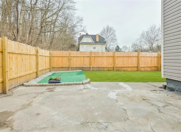 a view of a backyard