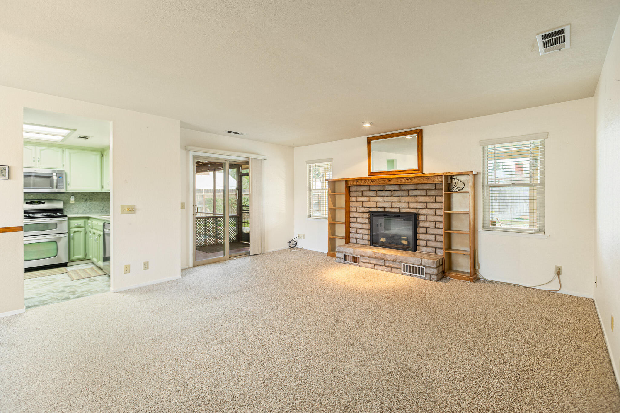 812 Woods Place Exeter, CA 93221 - Photo 16 of 47 9 Living Room