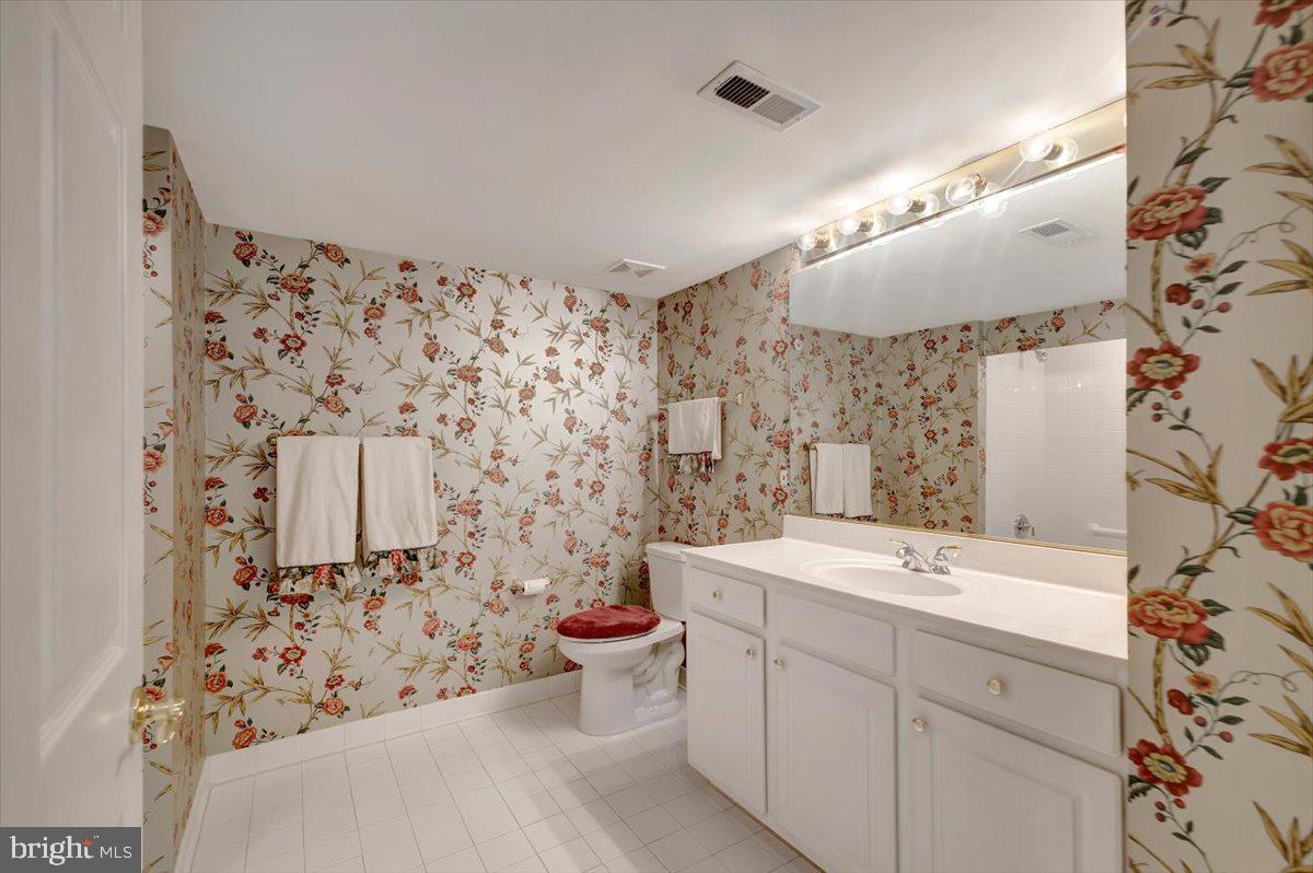 12310 Rosslare Ridge Road, Unit 501 Lutherville-Timonium, MD 21093 - Photo 33 of 43 Hall bathroom