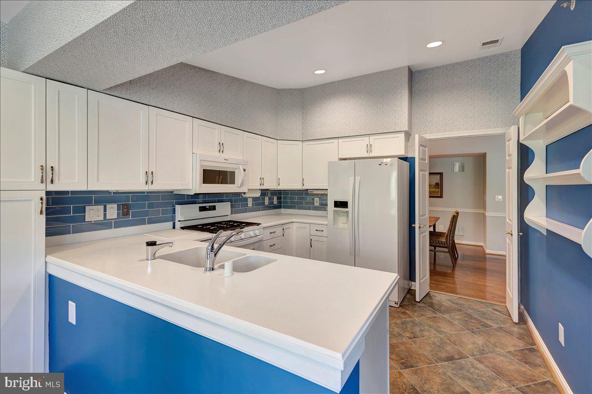 12310 Rosslare Ridge Road, Unit 501 Lutherville-Timonium, MD 21093 - Photo 9 of 43 All appliances white - Attractive blue backsplash