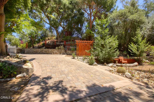 a view of a backyard