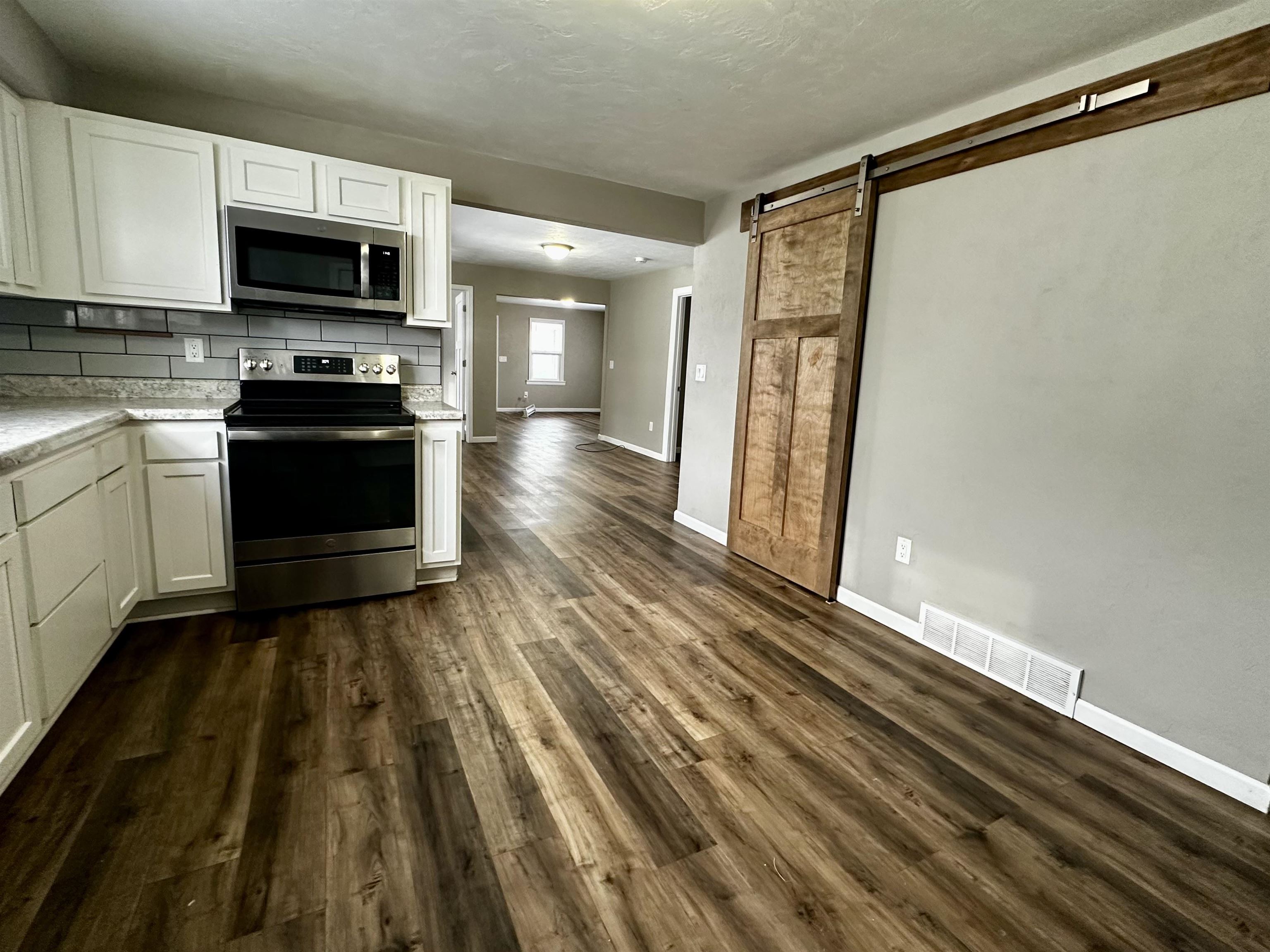 617 Milwaukee Street Menasha, WI 54952 - Photo 5 of 17