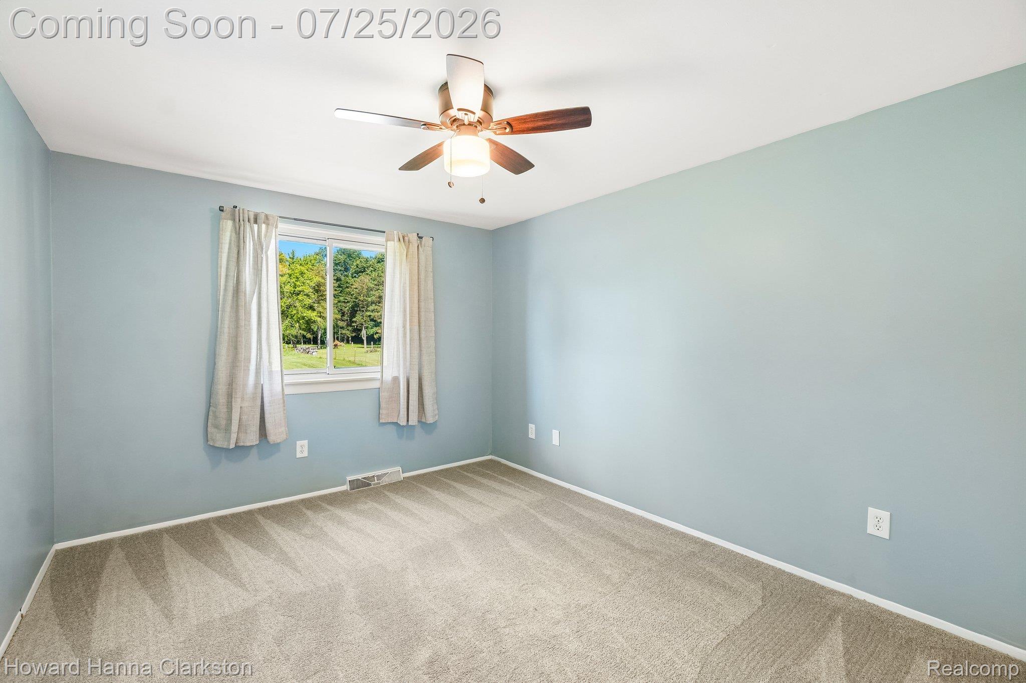 950 Beardon Road Lake Orion, MI 48362 - Photo 13 of 40 Upper level bedroom with two closets toward the backyard..