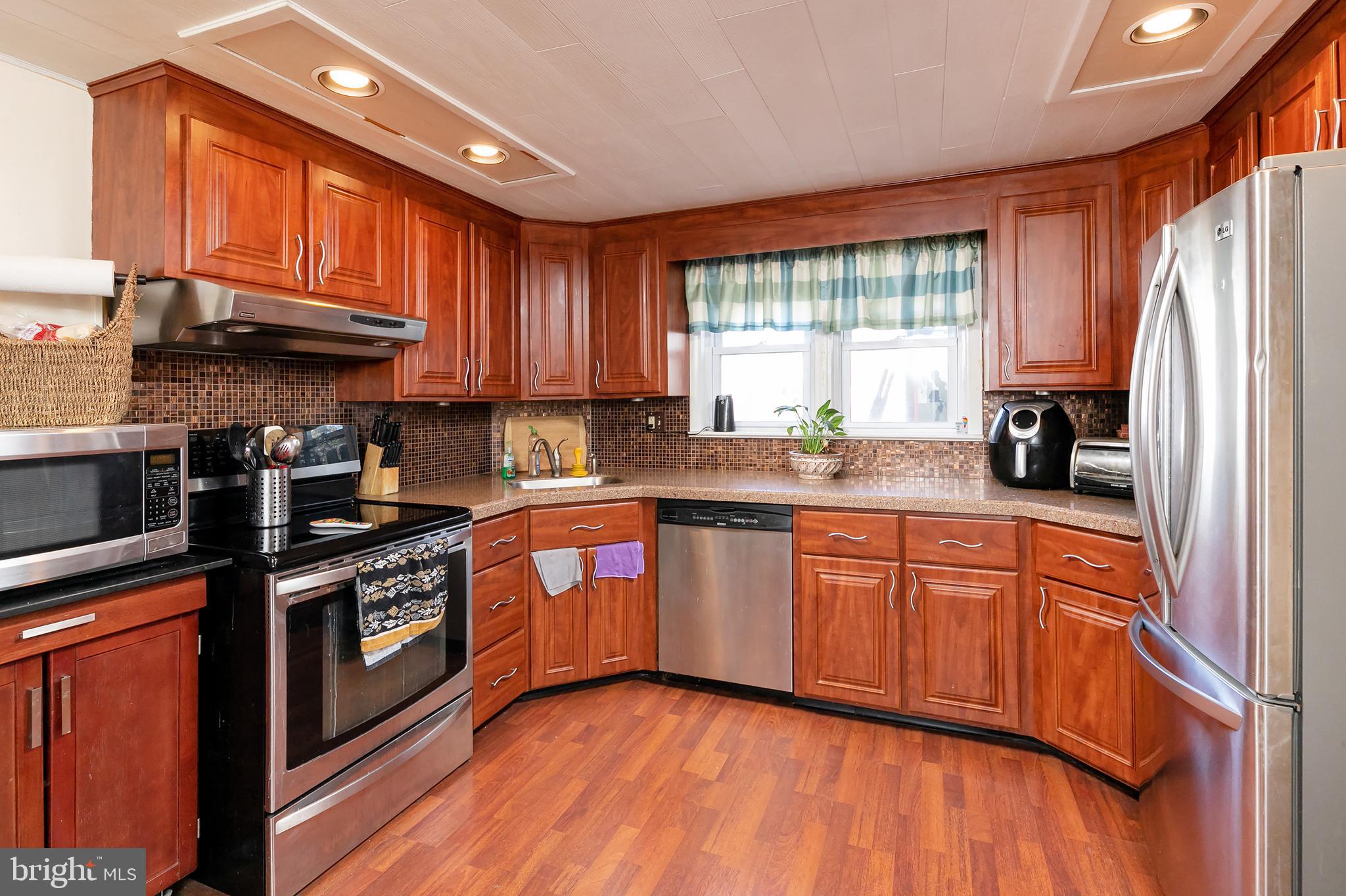21 Tulip Road Pennsville, NJ 08070 - Photo 2 of 13 Kitchen