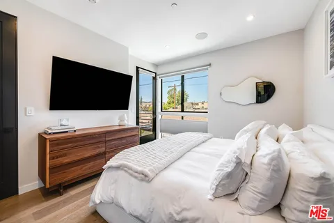 $1,599,000 | 4425 North Studio Place, Studio City, CA 91602
