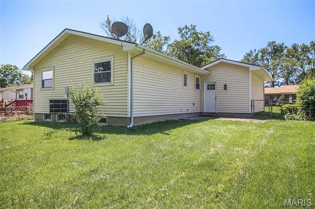 $198,900 | 733 Mediterranean Drive, Florissant, MO 63031