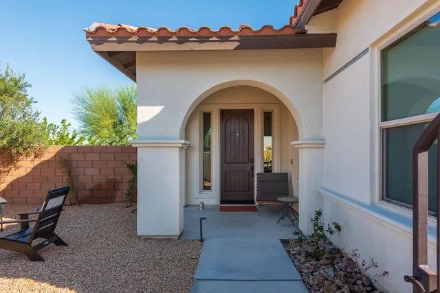 a view of entryway with a yard