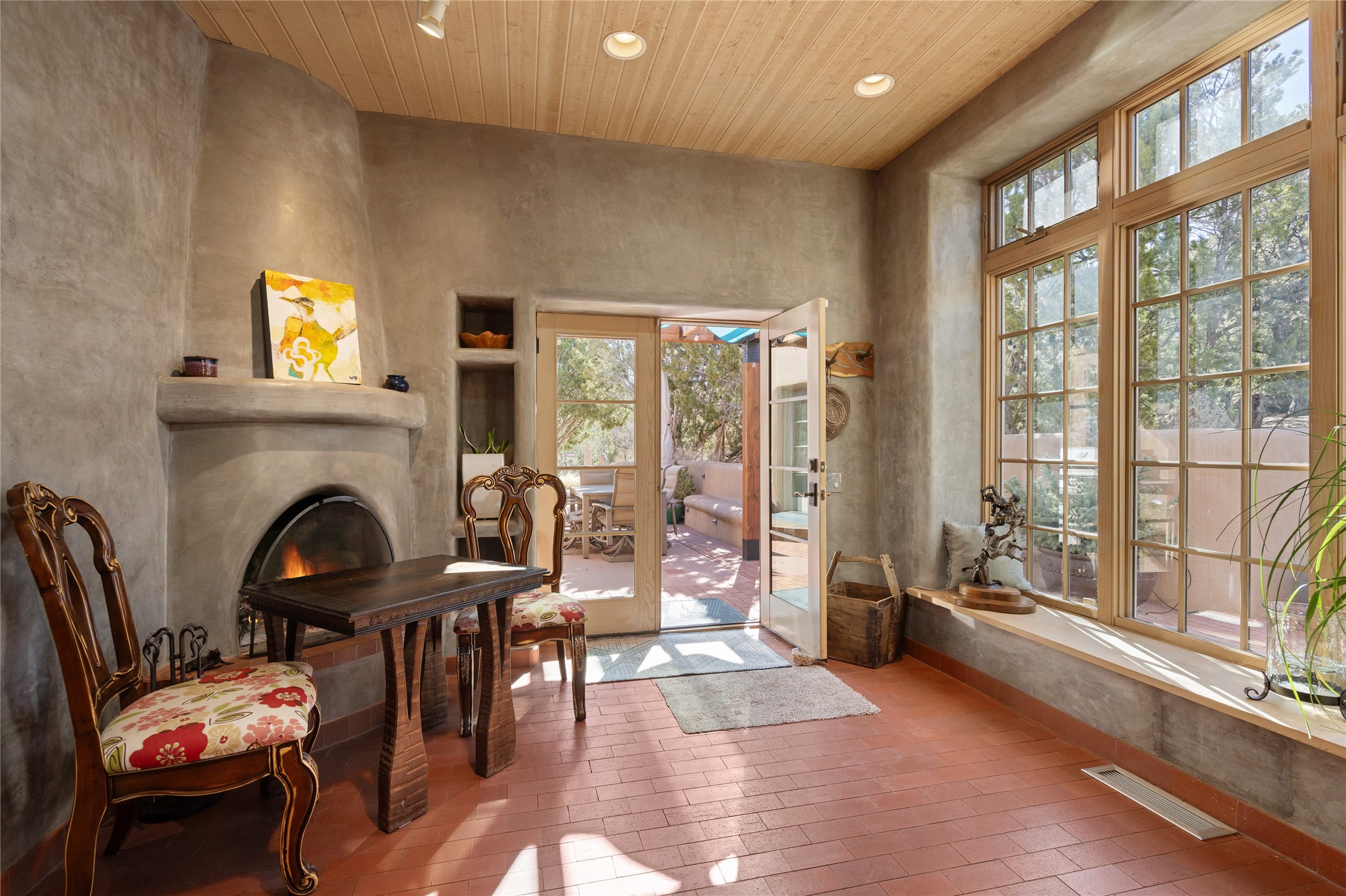 1204 Bandolina Road Santa Fe, NM 87501 - Photo 15 of 69 Kitchen with breakfast nook, kiva