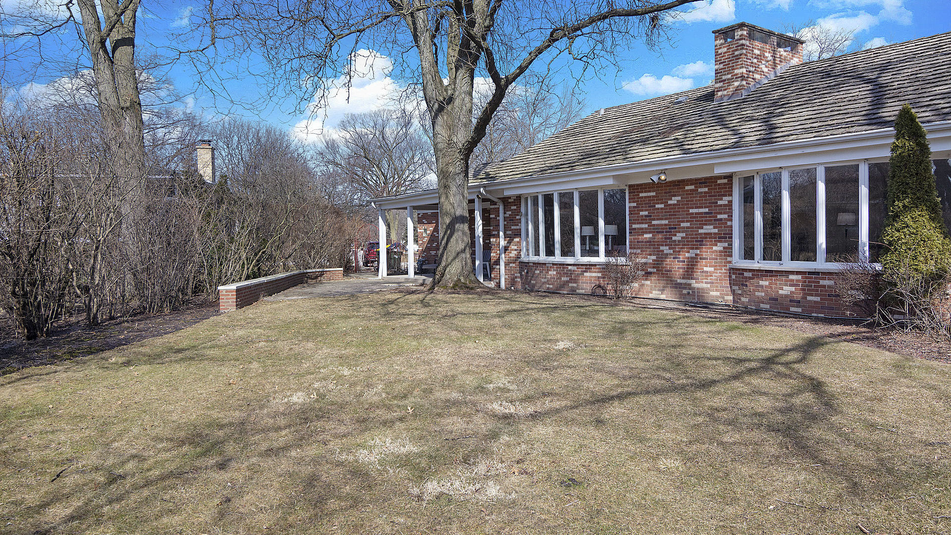 352 Gatesby Road Riverside, IL 60546 - Photo 17 of 18 a front view of house with yard