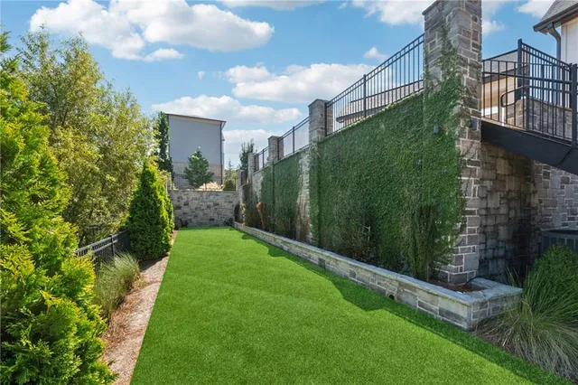 a view of a back yard