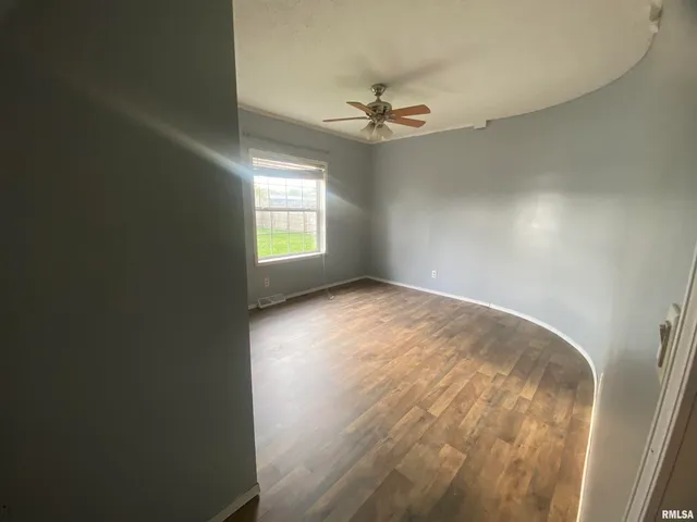 $189,000 | 415 North Broadway Street, Waltonville, IL 62894