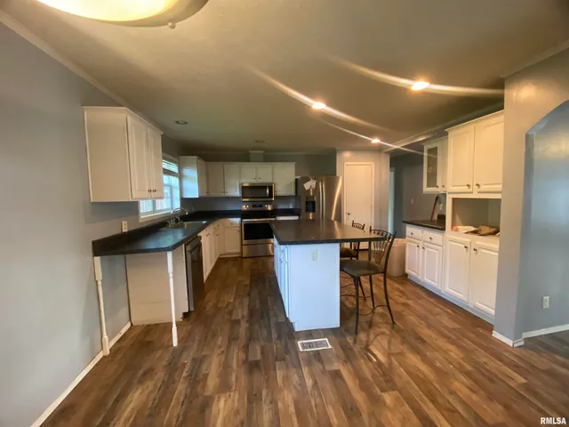 $189,000 | 415 North Broadway Street, Waltonville, IL 62894