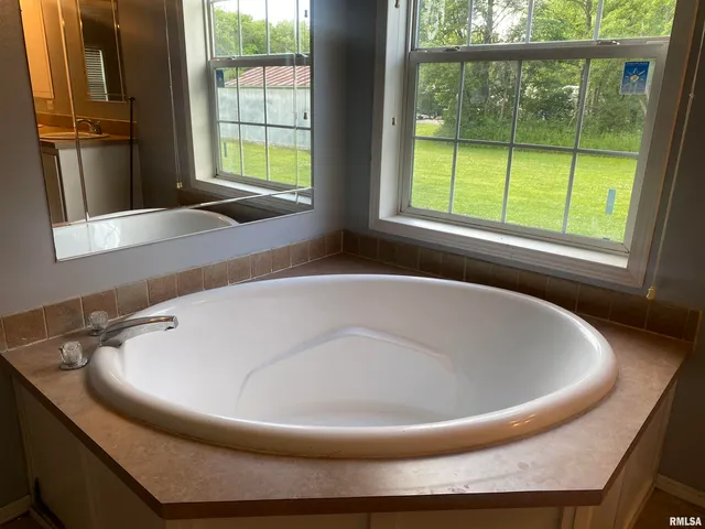 $189,000 | 415 North Broadway Street, Waltonville, IL 62894