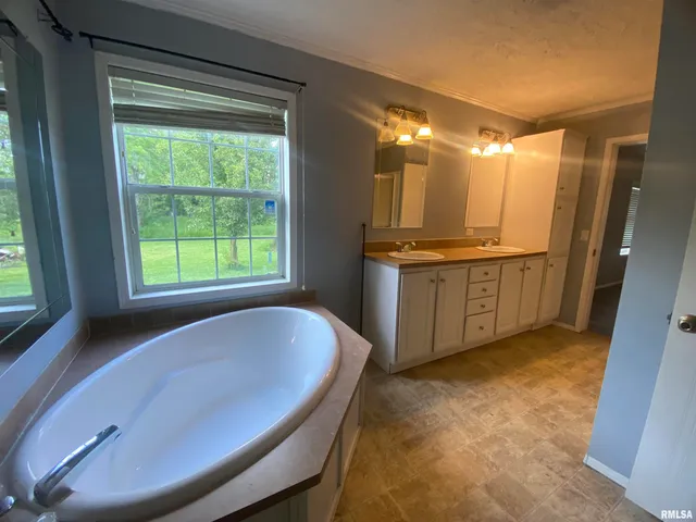 $189,000 | 415 North Broadway Street, Waltonville, IL 62894