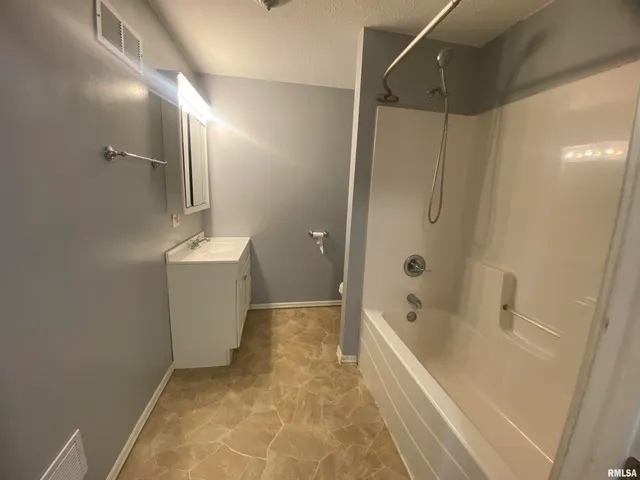 $189,000 | 415 North Broadway Street, Waltonville, IL 62894