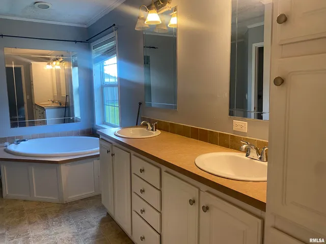 $189,000 | 415 North Broadway Street, Waltonville, IL 62894