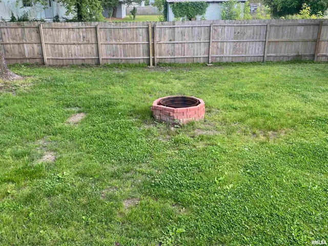 $189,000 | 415 North Broadway Street, Waltonville, IL 62894