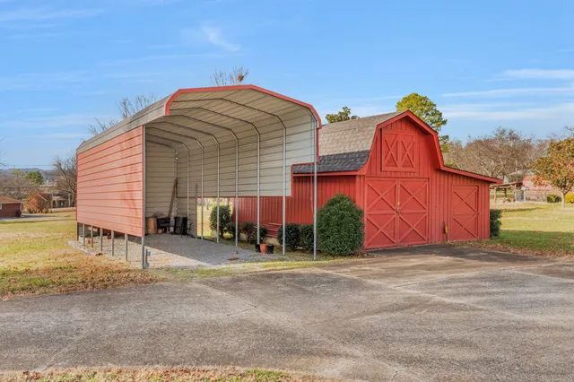 a view of a house with backyard