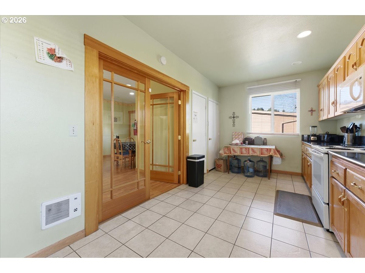 833 Southeast 151st Avenue Portland, OR 97233 - Photo 18 of 47