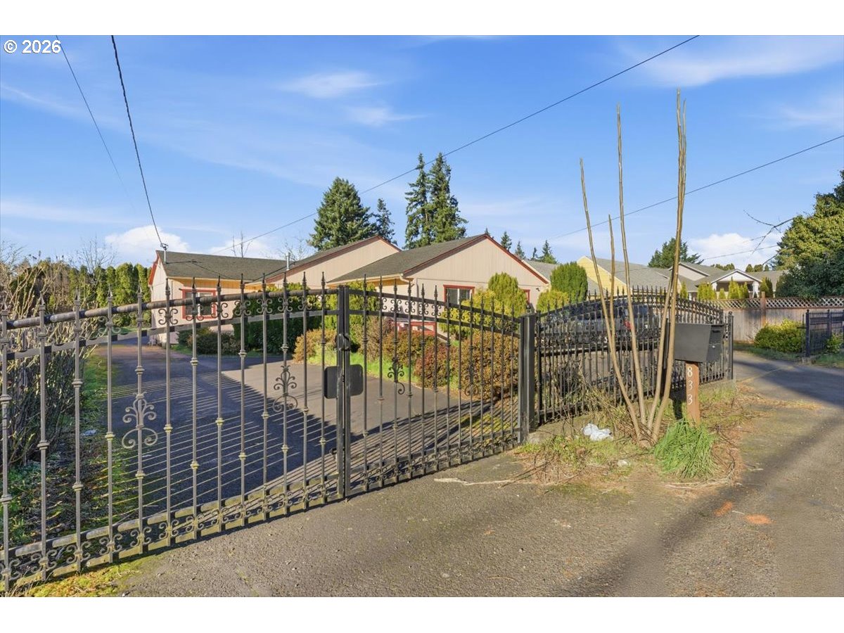 833 Southeast 151st Avenue Portland, OR 97233 - Photo 4 of 47