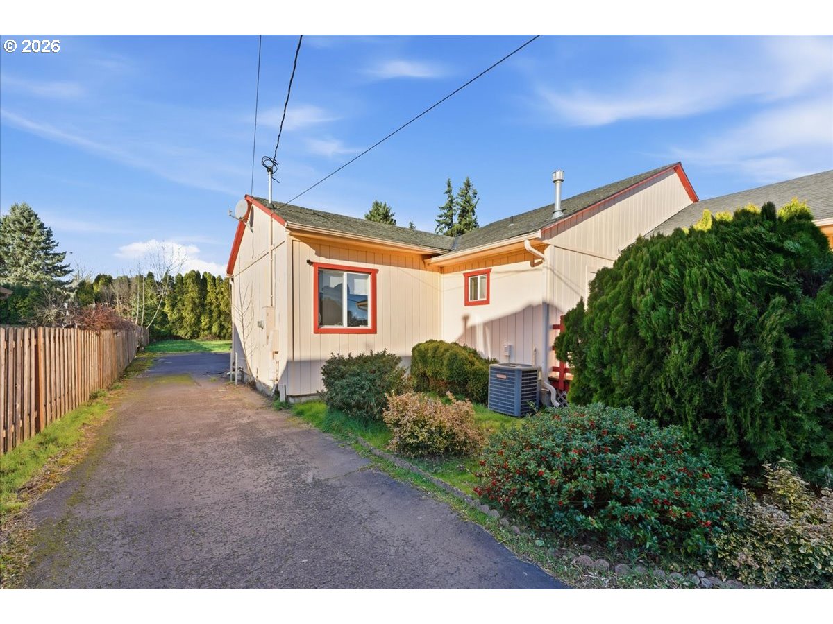 833 Southeast 151st Avenue Portland, OR 97233 - Photo 5 of 47