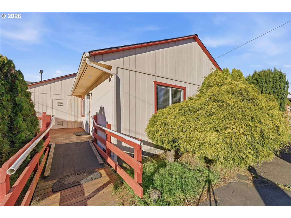 833 Southeast 151st Avenue Portland, OR 97233 - Photo 7 of 47