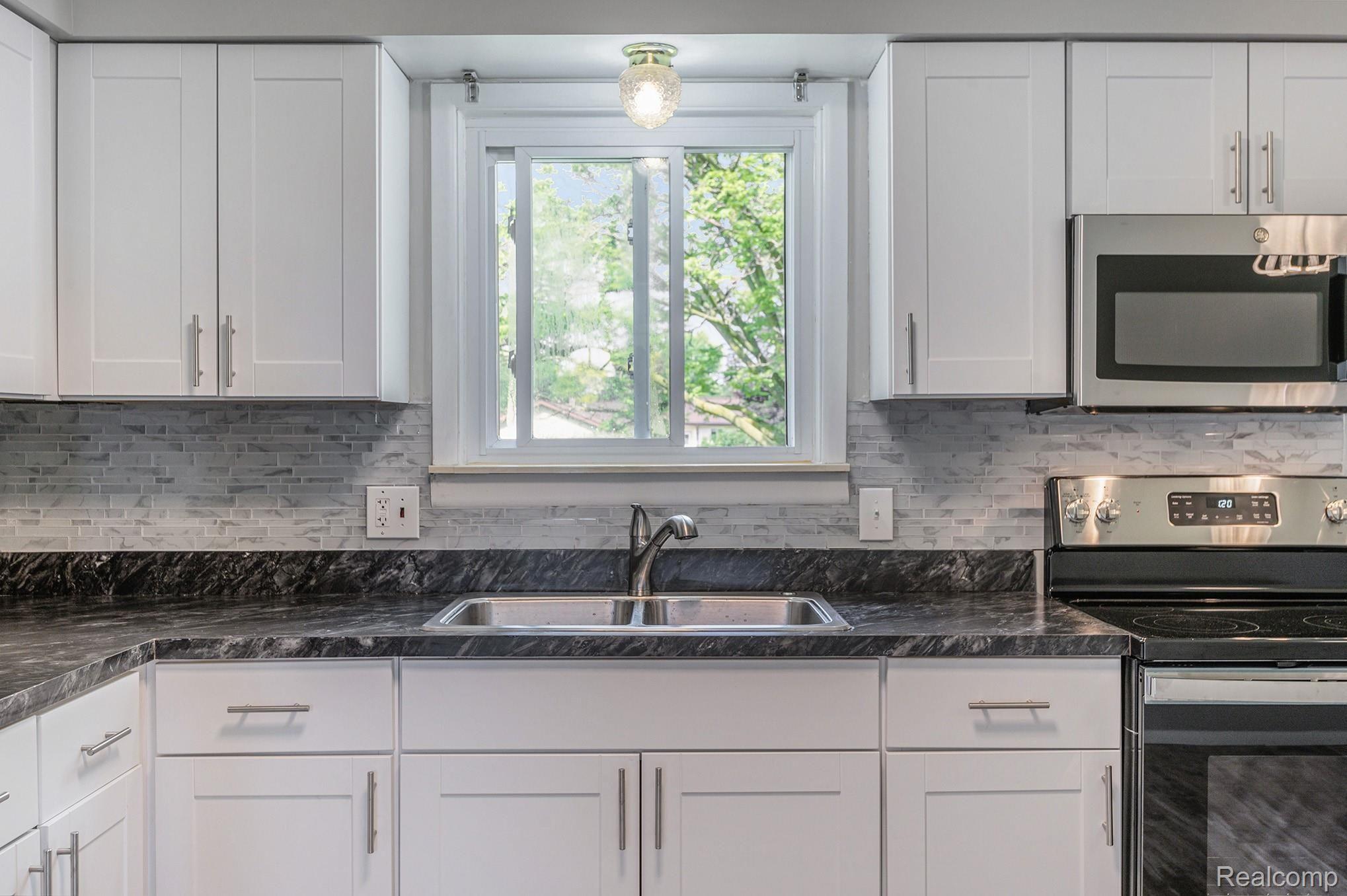2386 South Genesee Road Burton, MI 48519 - Photo 6 of 16 7.jpg