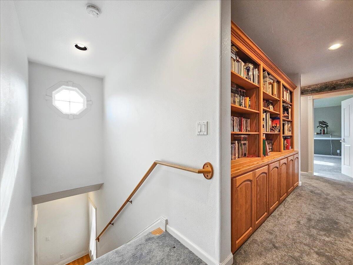 811 Carpenter Hill Road Medford, OR 97501 - Photo 27 of 53 Stairway