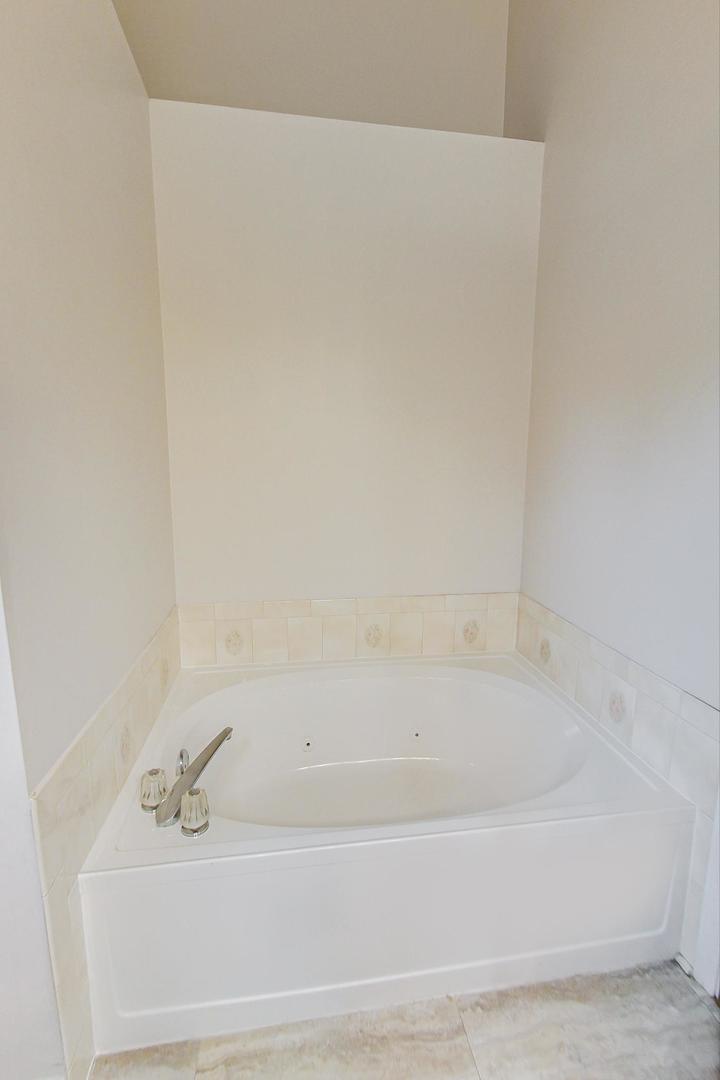 2385 North Periwinkle Way Round Lake Beach, IL 60073 - Photo 26 of 51 a bathroom with a bathtub