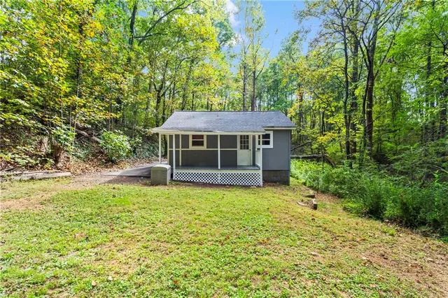 a view of a house with a yard
