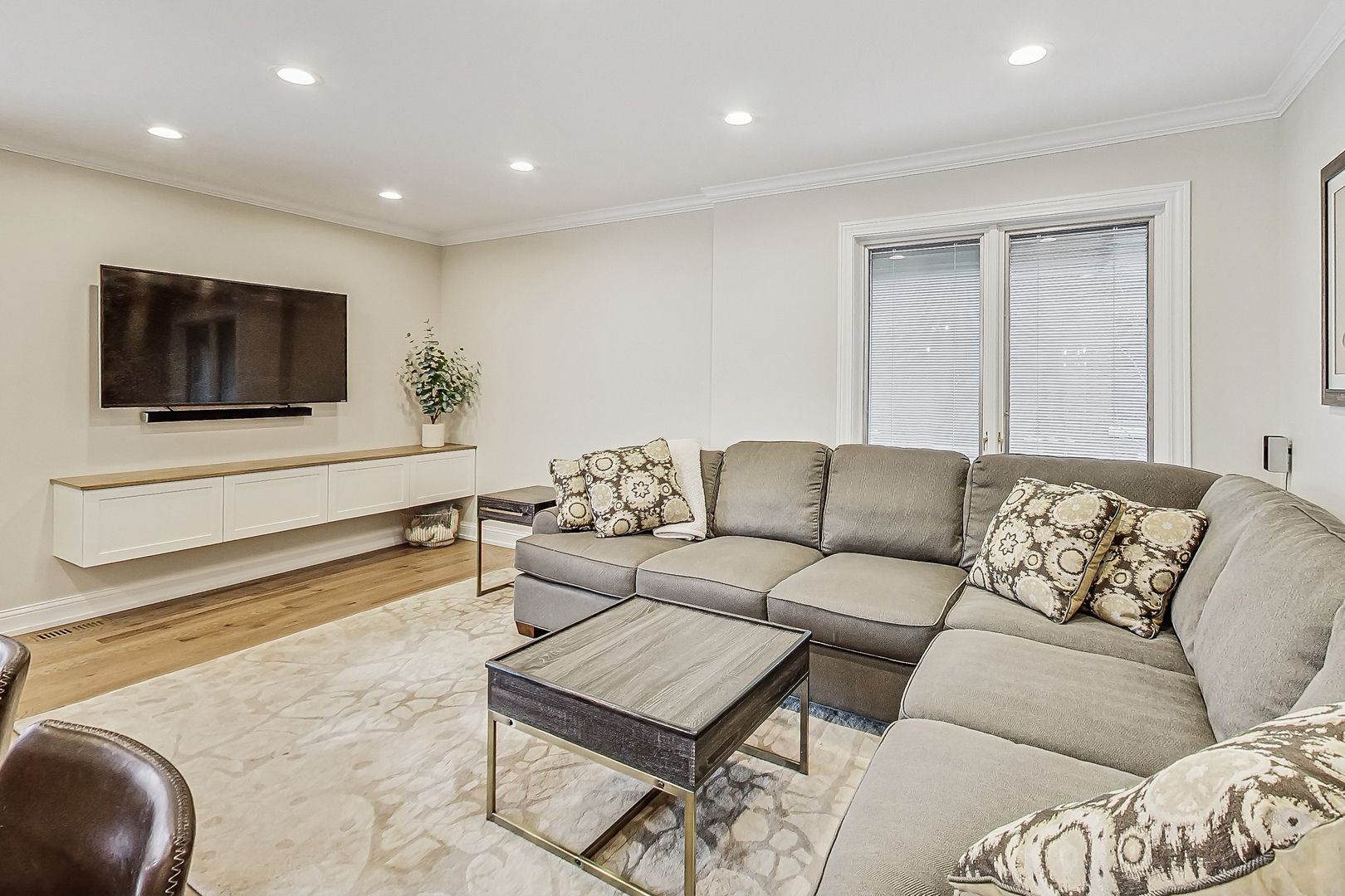 238 South Merrill Street Park Ridge, IL 60068 - Photo 11 of 40 a living room with furniture and a flat screen tv