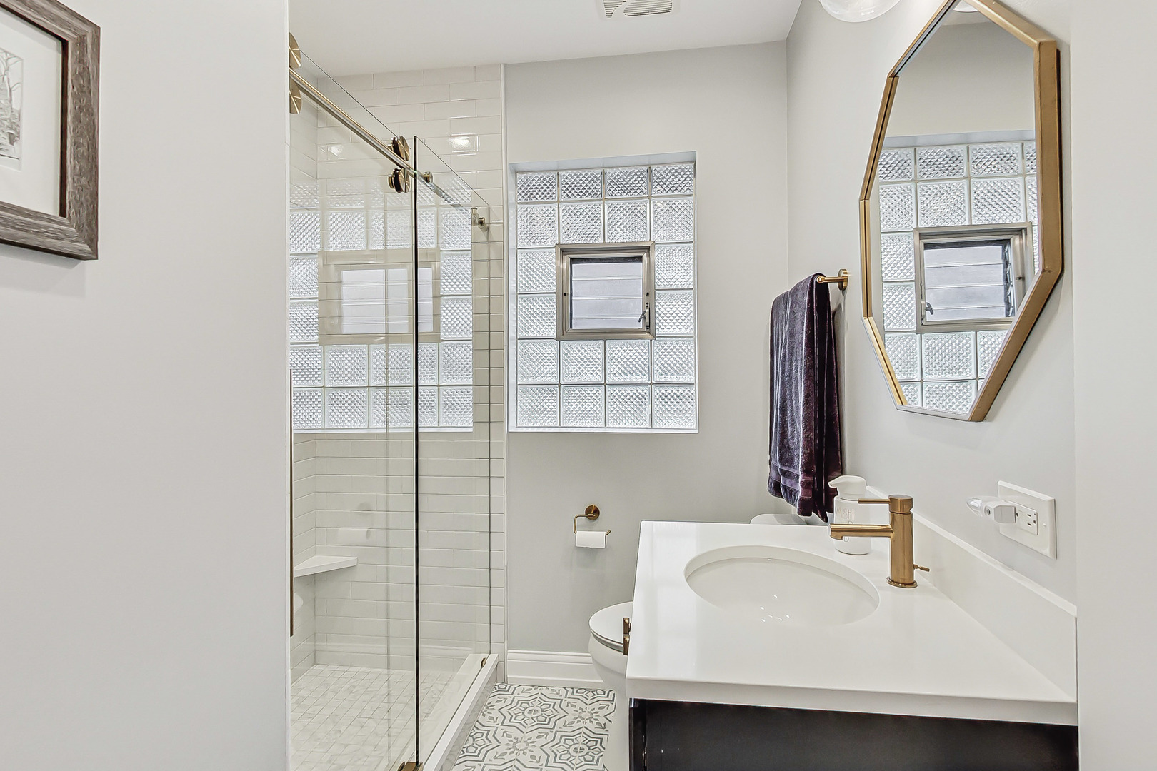 238 South Merrill Street Park Ridge, IL 60068 - Photo 13 of 40 a bathroom with a sink and a mirror