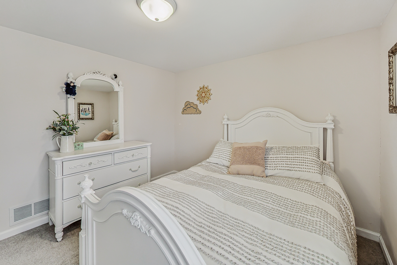 238 South Merrill Street Park Ridge, IL 60068 - Photo 20 of 40 a bedroom with a bed and a dresser