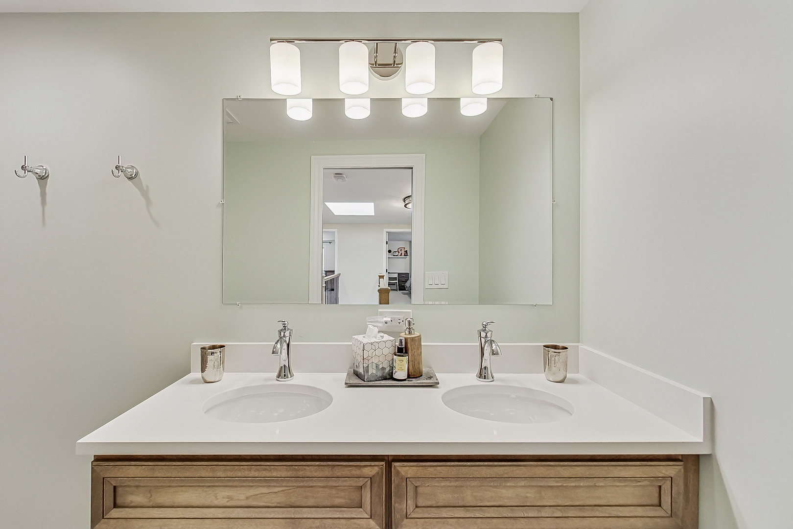 238 South Merrill Street Park Ridge, IL 60068 - Photo 24 of 40 a bathroom with double vanity sinks and a mirror
