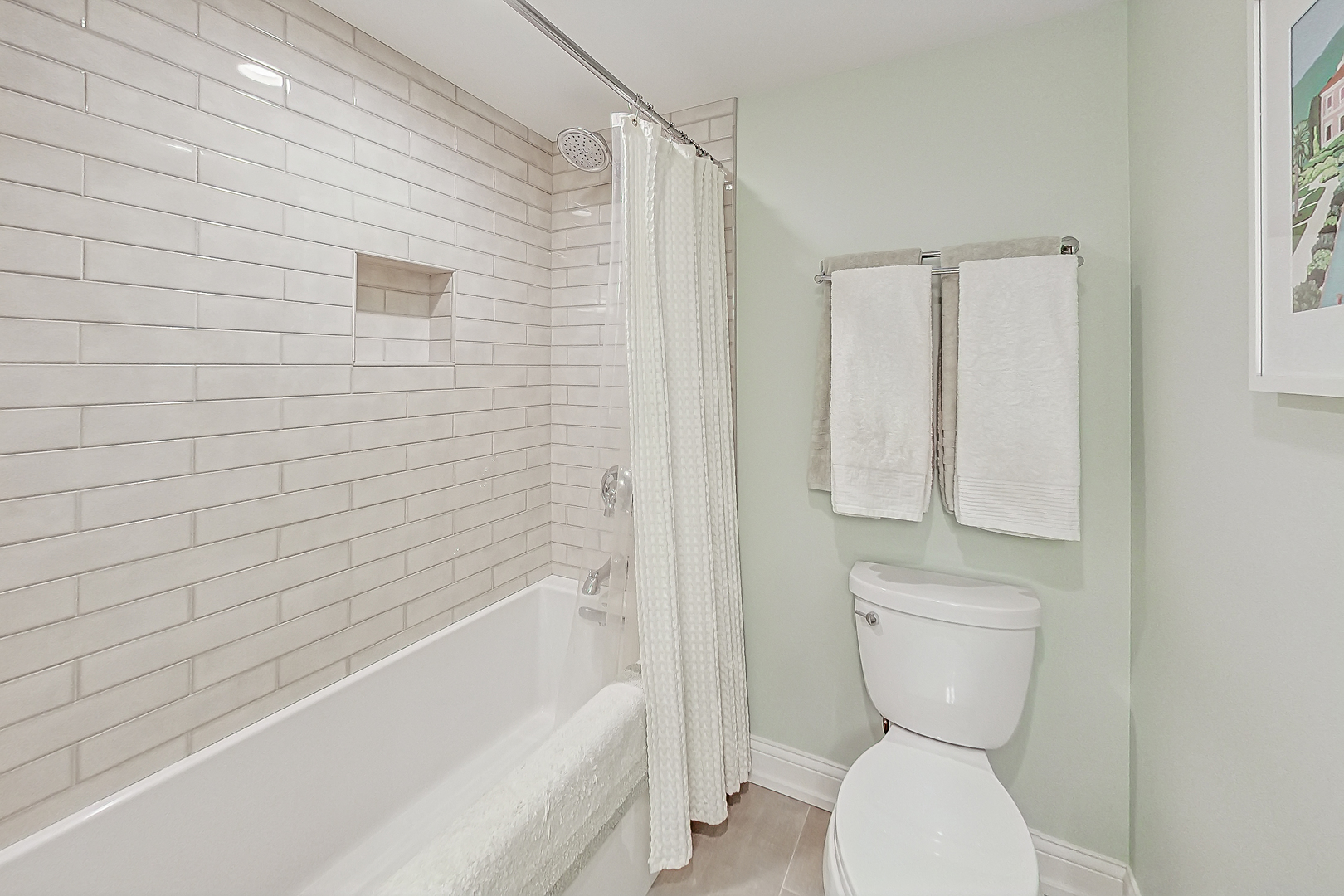 238 South Merrill Street Park Ridge, IL 60068 - Photo 25 of 40 a bathroom with a toilet and bathtub