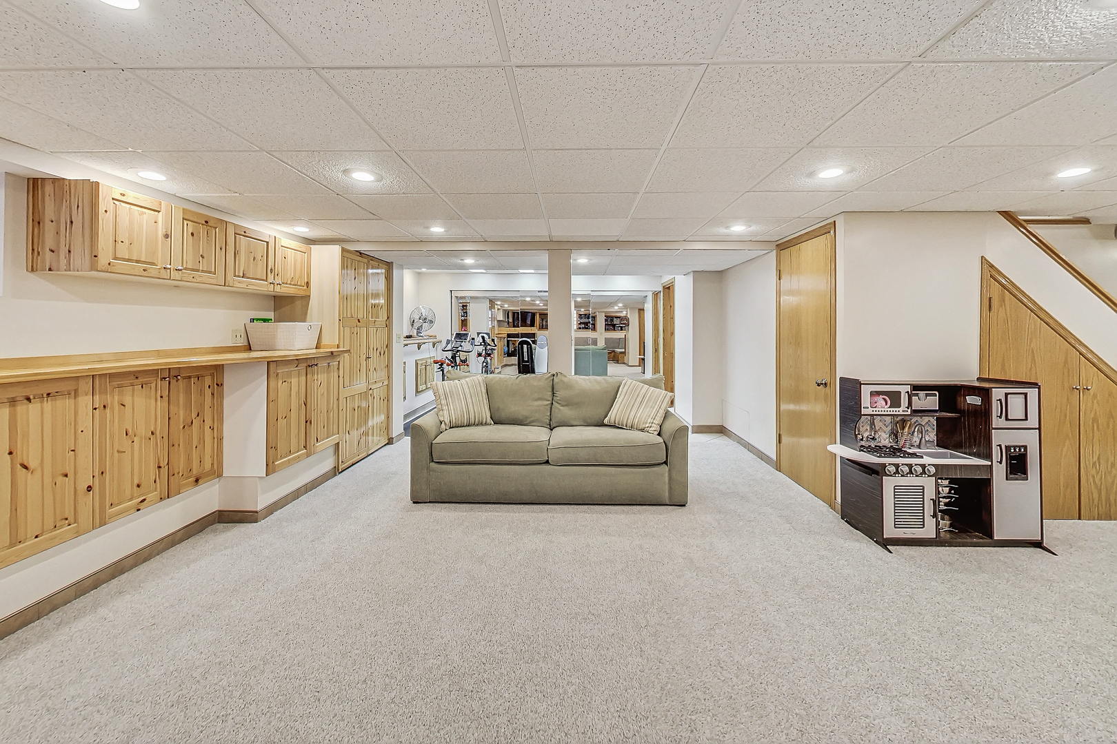 238 South Merrill Street Park Ridge, IL 60068 - Photo 26 of 40 a living room with furniture and a kitchen